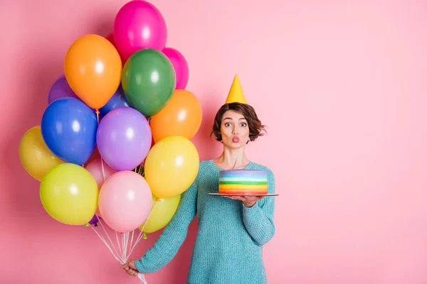 Foto von optimistischen lockigen brünetten Frisur Dame Schlag halten Luftballons Kuchen tragen blauen Pullover Jeans isoliert auf rosa Hintergrund — Stockfoto