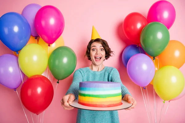 Photo of amazed astonished young woman hold cake celebrate birthday isolated on pastel pink color background — Stock Photo, Image