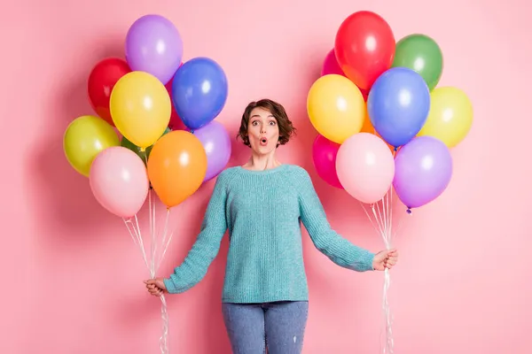 Foto di carino stupito affascinante giovane signora tenere mani palloncini decorazione festiva isolato su sfondo di colore rosa — Foto Stock