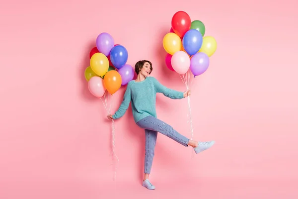 Foto em tamanho completo de adorável encantador encantador jovem segurar balões olhar espaço vazio isolado no fundo cor-de-rosa — Fotografia de Stock