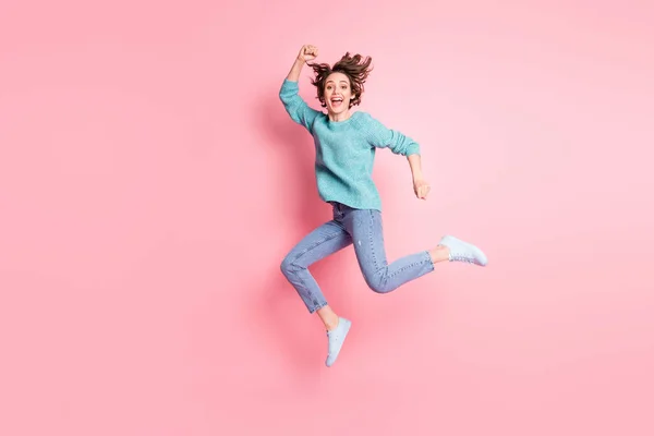 In voller Länge Profil Seite Foto von funky glücklich junge Dame springen nach oben heben Fäuste Sieger isoliert auf pastellrosa Hintergrund — Stockfoto