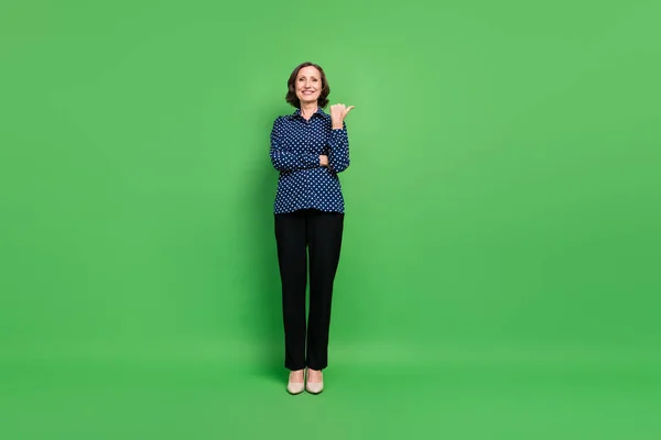 Koko kehon kuva hr vanha nainen indeksi tyhjä tila kulumista paita housut piikkikorot eristetty vihreä väri tausta — kuvapankkivalokuva