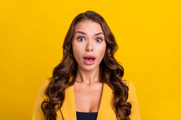 Portret van aantrekkelijke wanhopige bezorgd golvende vrouw plotselinge nieuws reactie geïsoleerd over helder gele kleur achtergrond — Stockfoto