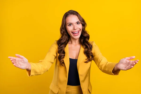 Porträtt av attraktiva glada vågiga hår kvinna kramar välkomna dig isolerade över ljusa gula färg bakgrund — Stockfoto