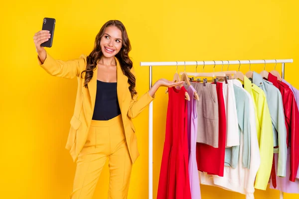 Foto de atractiva hermosa dama joven usar traje chaqueta grabación vídeo ropa nueva gadget moderno sonriendo aislado color amarillo fondo —  Fotos de Stock