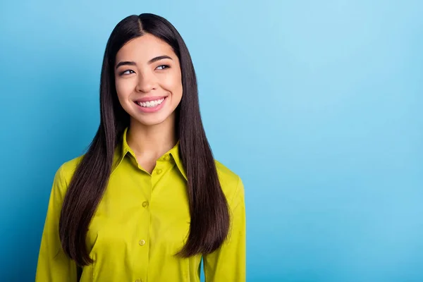 Foto de mujer atractiva joven feliz sonrisa dentada positiva sueño mirada espacio vacío aislado sobre fondo de color azul —  Fotos de Stock