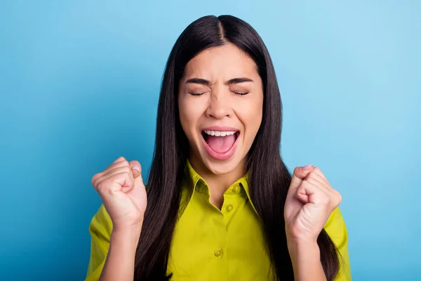 Fénykép a fiatal nő boldog pozitív mosoly ünneplik győzelem ököl kezek eksztatikus lottó elszigetelt kék színű háttér — Stock Fotó