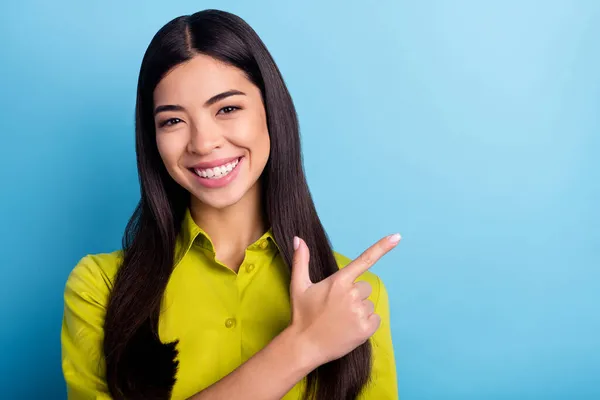 Foto da jovem mulher feliz sorriso positivo apontar dedo espaço vazio anúncio escolha isolada sobre fundo de cor azul — Fotografia de Stock