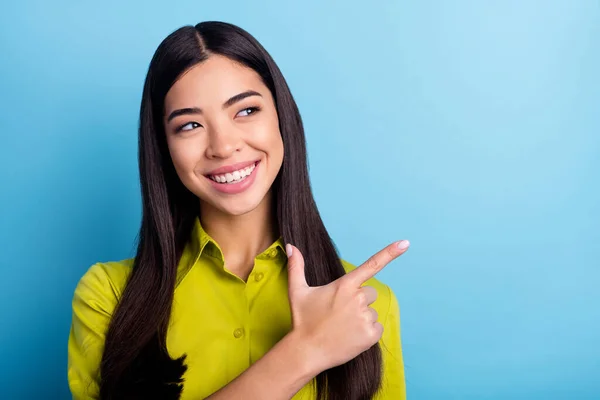 Fénykép a fiatal nő boldog pozitív mosoly nézd azt jelzi, ujj üres hely kiválasztani azt sugallják promo elszigetelt kék színű háttér — Stock Fotó