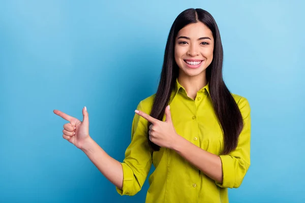 Foto da jovem mulher feliz sorriso positivo indicar dedos espaço vazio maneira direta escolher isolado sobre fundo de cor azul — Fotografia de Stock
