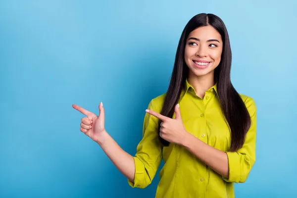 Foto da jovem mulher feliz sorriso positivo olhar apontar os dedos espaço vazio anunciar recomendar isolado sobre fundo de cor azul — Fotografia de Stock