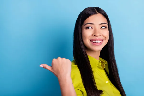 若い女の子のプロフィール側の写真幸せな笑顔示す親指空のスペースプロモーション選択示唆販売隔離上の青の色背景 — ストック写真