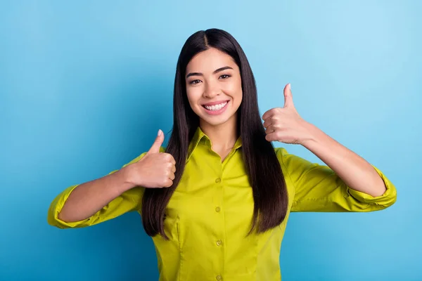 Foto de menina chinesa feliz sorriso positivo mostrar polegares-up como aconselhar escolha bem selecionar isolado sobre fundo de cor azul — Fotografia de Stock