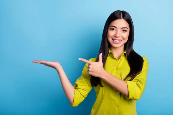 Foto de menina feliz sorriso positivo ponto dedo promo produto oferta anunciar isolado sobre fundo de cor azul — Fotografia de Stock