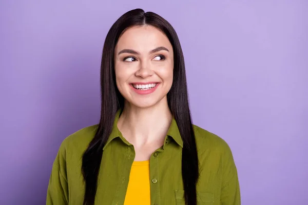 Photo of adorable shiny young lady dressed green clothes smiling looking empty space isolated purple color background — Stock Photo, Image