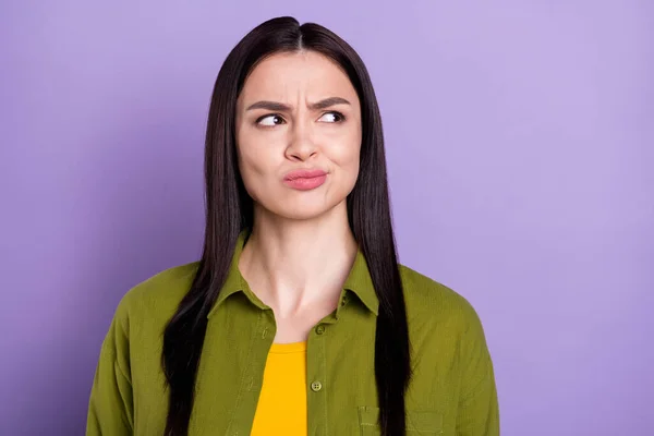 Foto de dulce mujer joven dudosa usar traje de color caqui buscando espacio vacío aislado color violeta fondo — Foto de Stock