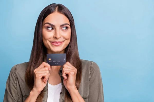 Foto portret brunette vrouw houden bank kaart op zoek copyspace geïsoleerde pastel blauwe kleur achtergrond — Stockfoto