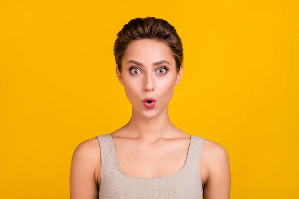 Retrato de atraente surpreendido menina alegre feminino desmamado lábios isolados sobre vibrante cor amarela fundo — Fotografia de Stock