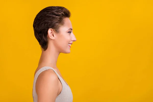 Profilo foto di allegro bella bella signora sguardo vuoto spazio lucido sorriso usura grigio top isolato colore giallo sfondo — Foto Stock