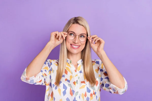 Foto di bella affascinante giovane donna indossare stampa camicia braccia occhiali sorridente cercando spazio vuoto isolato colore viola sfondo — Foto Stock