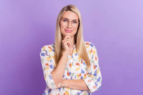 Foto de encantador pensativo jovem mulher desgaste impressão camisa óculos sorrindo braço queixo isolado cor violeta fundo — Fotografia de Stock