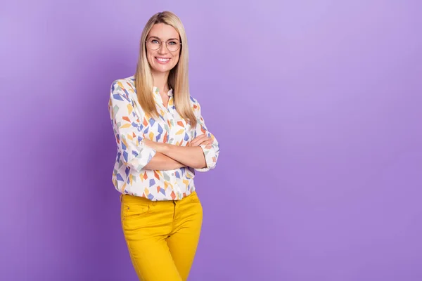 Foto van zelfverzekerde zoete jonge vrouw dragen print shirt bril glimlachen armen gekruist lege ruimte geïsoleerde violette kleur achtergrond — Stockfoto