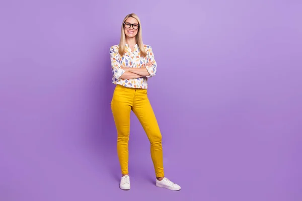 Photo de douce charmante jeune femme porter des lunettes chemise imprimé souriant bras croisés espace vide isolé couleur violette fond — Photo