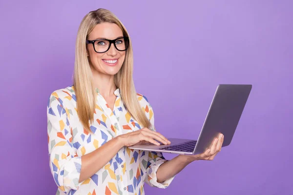 Foto av söt charmig ung kvinna bära tryck skjorta glasögon ler skriva modern enhet isolerad violett färg bakgrund — Stockfoto