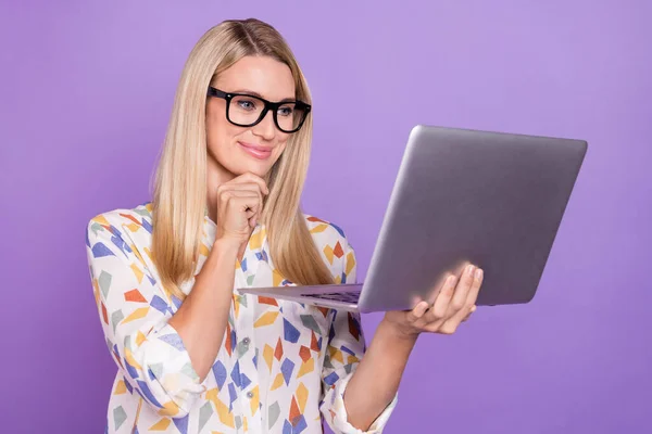 Foto di brillante signora matura vestito stampa camicetta occhiali chiacchierando moderno braccio gadget mento sorridente isolato colore viola sfondo — Foto Stock