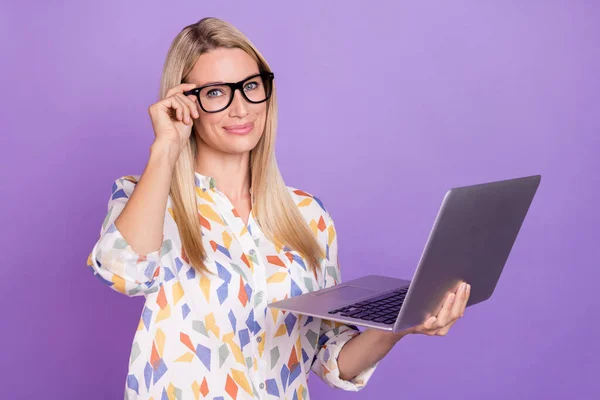 Bild av charmig smart ung kvinna bära tryck skjorta glasögon ler skriva modern enhet isolerad violett färg bakgrund — Stockfoto