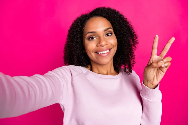 Foto de legal jovem morena senhora mostrar v-sign desgaste camisa rosa isolado no fundo cor magenta — Fotografia de Stock