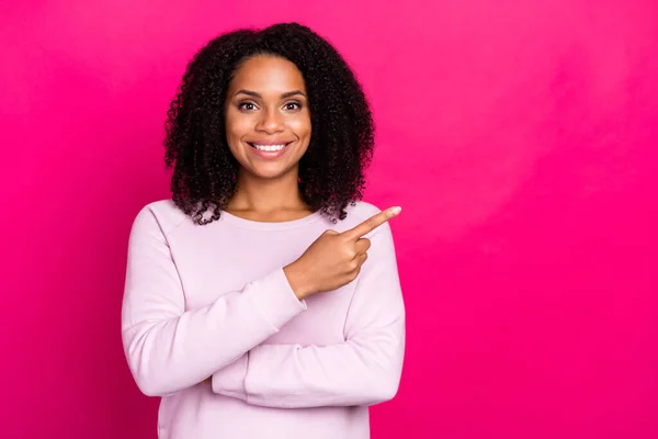 楽観的なミレニアルの写真ブルネットの女性のポイントは、マゼンタ色の背景に隔離されたピンクのシャツを着る — ストック写真