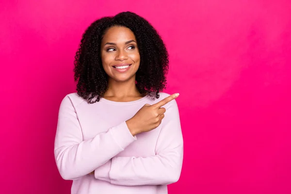 Fénykép a funky fiatal barna hölgy pont néz kopás rózsaszín pulóver elszigetelt magenta színes háttér — Stock Fotó