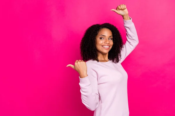 Profil zdjęcie funky millennial brunetka lady patrzeć puste miejsce nosić różowy sweter izolowane na tle koloru magenta — Zdjęcie stockowe