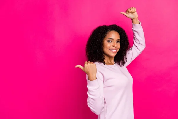 Profiili kuva viileä nuori brunette nainen kohta tyhjä tila kulumista vaaleanpunainen villapaita eristetty magenta väri tausta — kuvapankkivalokuva