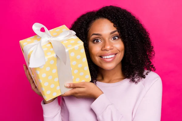 Foto de boa senhora morena milenar segurar presente desgaste rosa camisola óculos isolados no fundo cor magenta — Fotografia de Stock