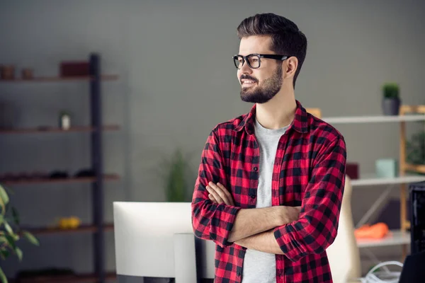 Retrato de atractiva morena alegre chico codificador soporte empresa gerente brazos plegados interior en el lugar de trabajo estación — Foto de Stock