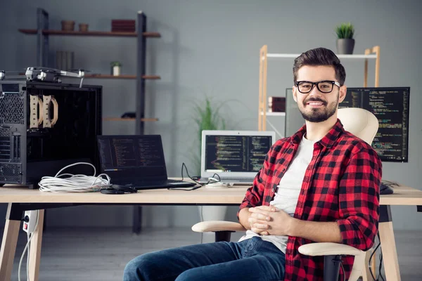 Ritratto di attraente intelligente ragazzo allegro hacker programmazione codice dati di sicurezza assistenza remota sul posto di lavoro stazione al chiuso — Foto Stock