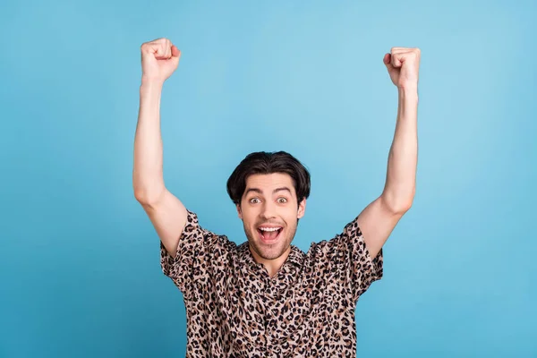 Portret van aantrekkelijke vrolijke gelukkige man vreugde hebben plezier bereiken geïsoleerd over helder blauwe kleur achtergrond — Stockfoto