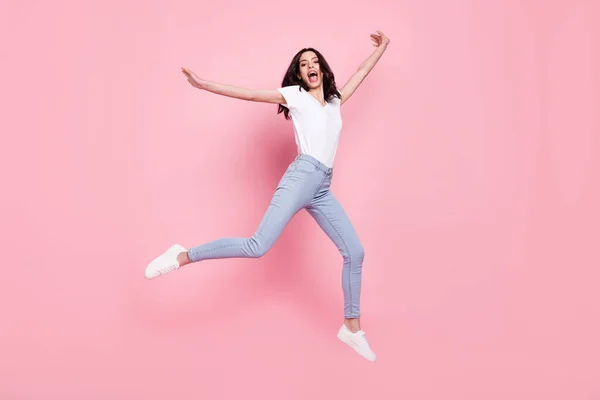Full body foto van vrolijke jonge gek gelukkig vrouw springen genieten verkoop geïsoleerd op roze kleur achtergrond — Stockfoto