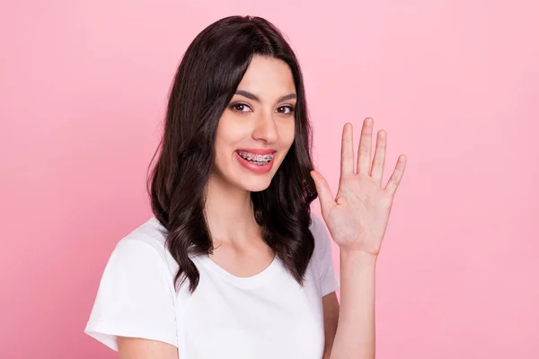 Foto de alegre jovem feliz positivo mulher onda mão Olá bom humor isolado no fundo cor-de-rosa pastel — Fotografia de Stock