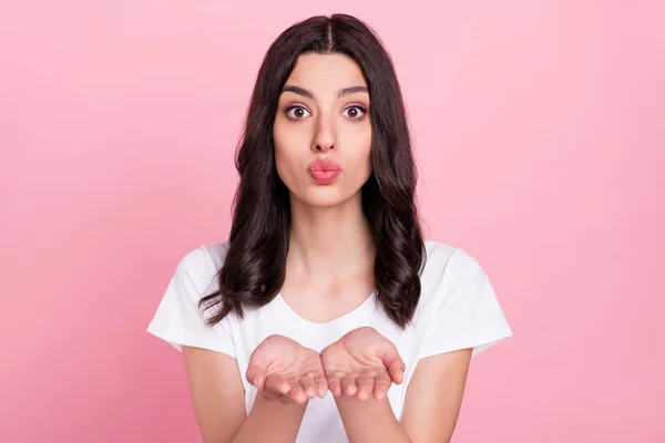 Foto de bastante joven agradable mujer feliz enviar las manos aire beso de buen humor aislado sobre fondo de color rosa — Foto de Stock