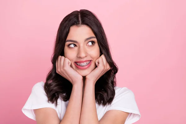 Foto di adorabile felice giovane donna sguardo vuoto spazio indossare denti bretelle isolato su sfondo di colore rosa — Foto Stock