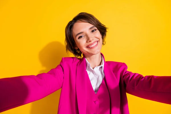 Fénykép vicces édes fiatal hölgy viselni rózsaszín ruha tacking szelfi mosolygós elszigetelt sárga szín háttér — Stock Fotó