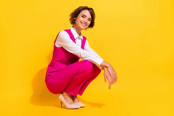Retrato de chica elegante alegre atractiva elegante sentado posando buen humor aislado sobre fondo de color amarillo brillante —  Fotos de Stock