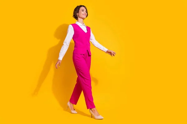 Полная длина фото властная брюнетка миллениум леди пойти носить розовый костюм шпильки изолированы на желтом фоне — стоковое фото