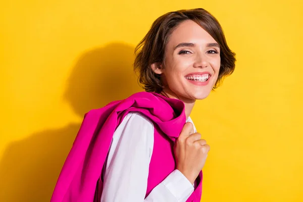 Profiili kuva makea nuori brunette nainen kulumista vaaleanpunainen puku eristetty keltainen väri tausta — kuvapankkivalokuva