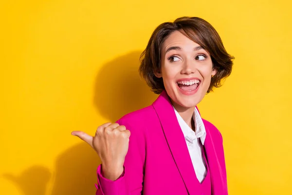 Profiel foto van onder de indruk millennial brunette dame punt lege ruimte dragen roze blazer geïsoleerd op gele kleur achtergrond — Stockfoto