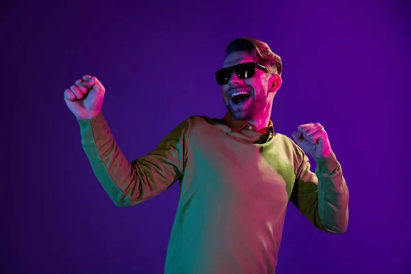 Φωτογραφία του νεαρού ενθουσιασμένοι άνθρωπος ευτυχής θετικό χαμόγελο διασκεδάσουν χορό μουσική κόμμα hipster απομονωμένη πάνω νέον χρώμα φόντο — Φωτογραφία Αρχείου