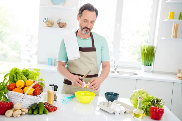 Sakin, kendine güvenen bir adamın fotoğrafı omlet masası masası havlusu omuz önlük mavi tişört ev mutfağı. — Stok fotoğraf